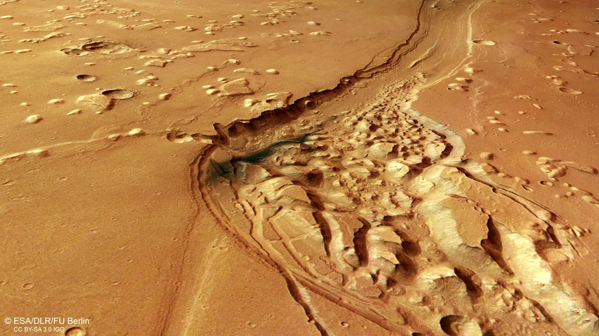 Ancient Floods Carved This Valley on Mars