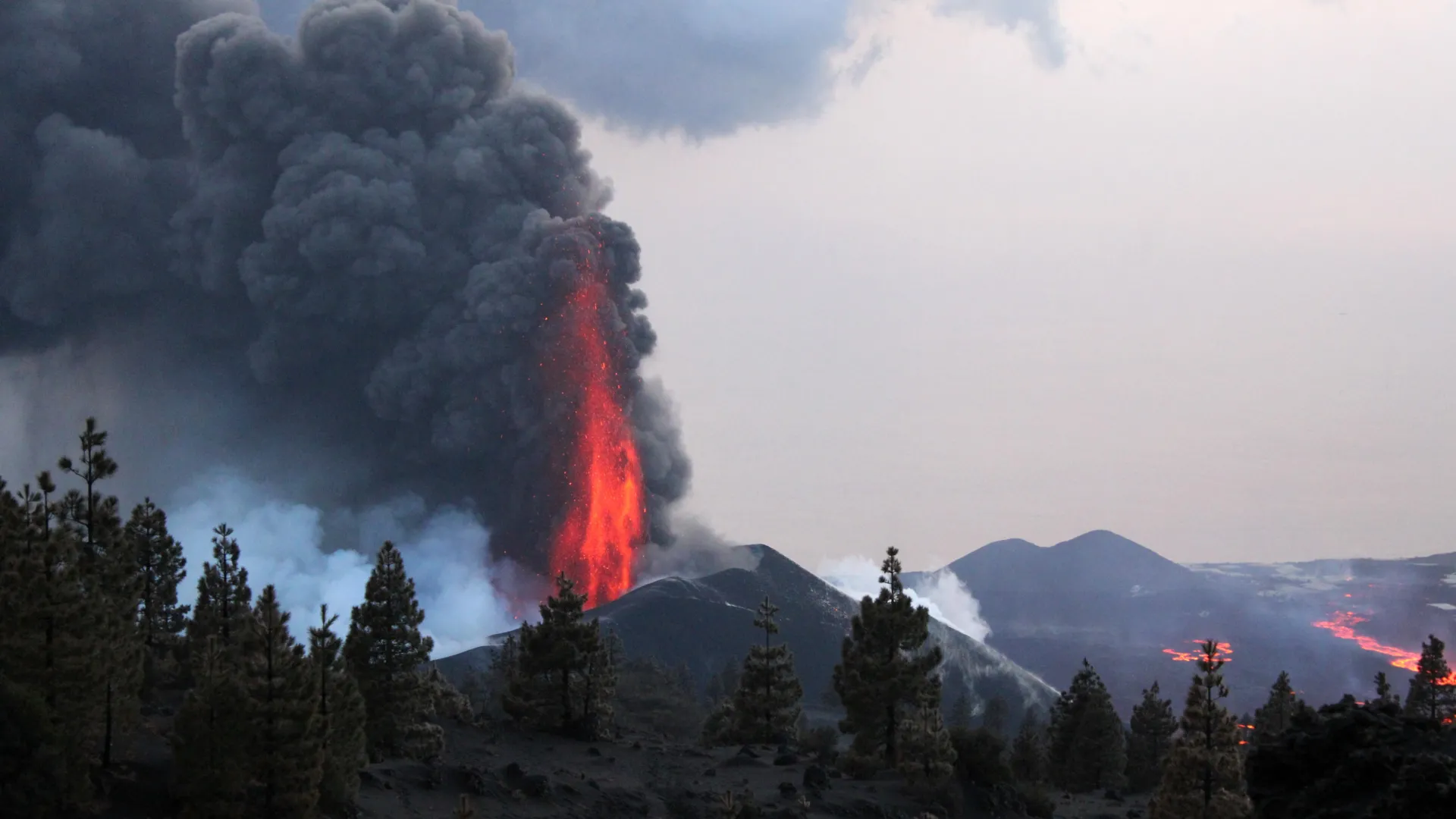Superheated Magma Fuels Lava Fountains